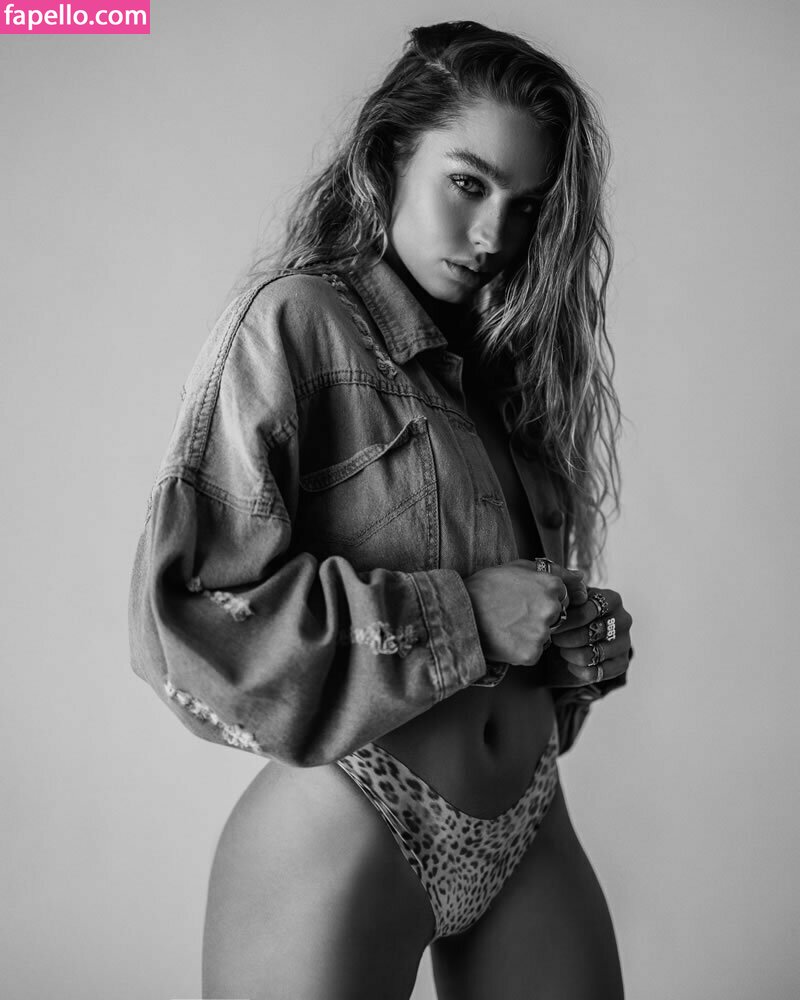 Sommer Ray #18