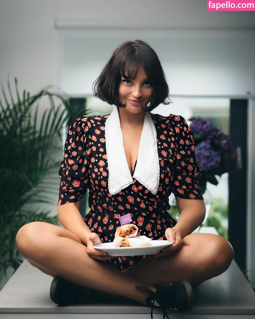 Gizzi Erskine #5