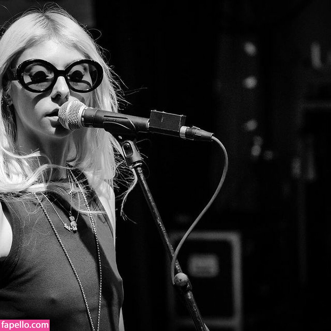 Taylor Momsen #15