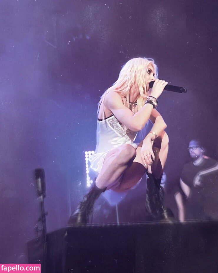 Taylor Momsen #24