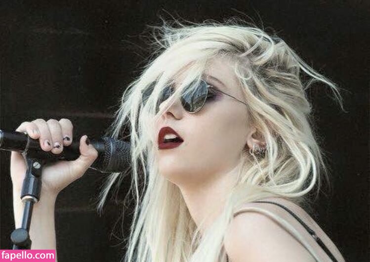 Taylor Momsen #33