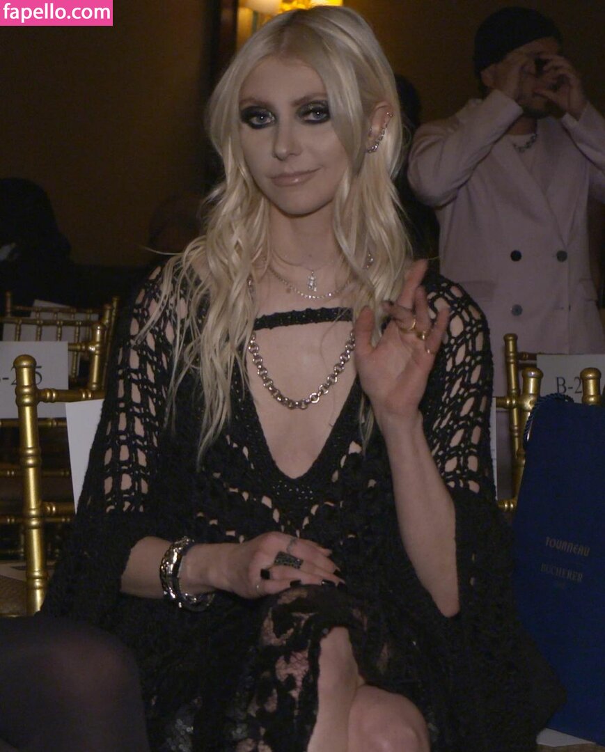 Taylor Momsen #82