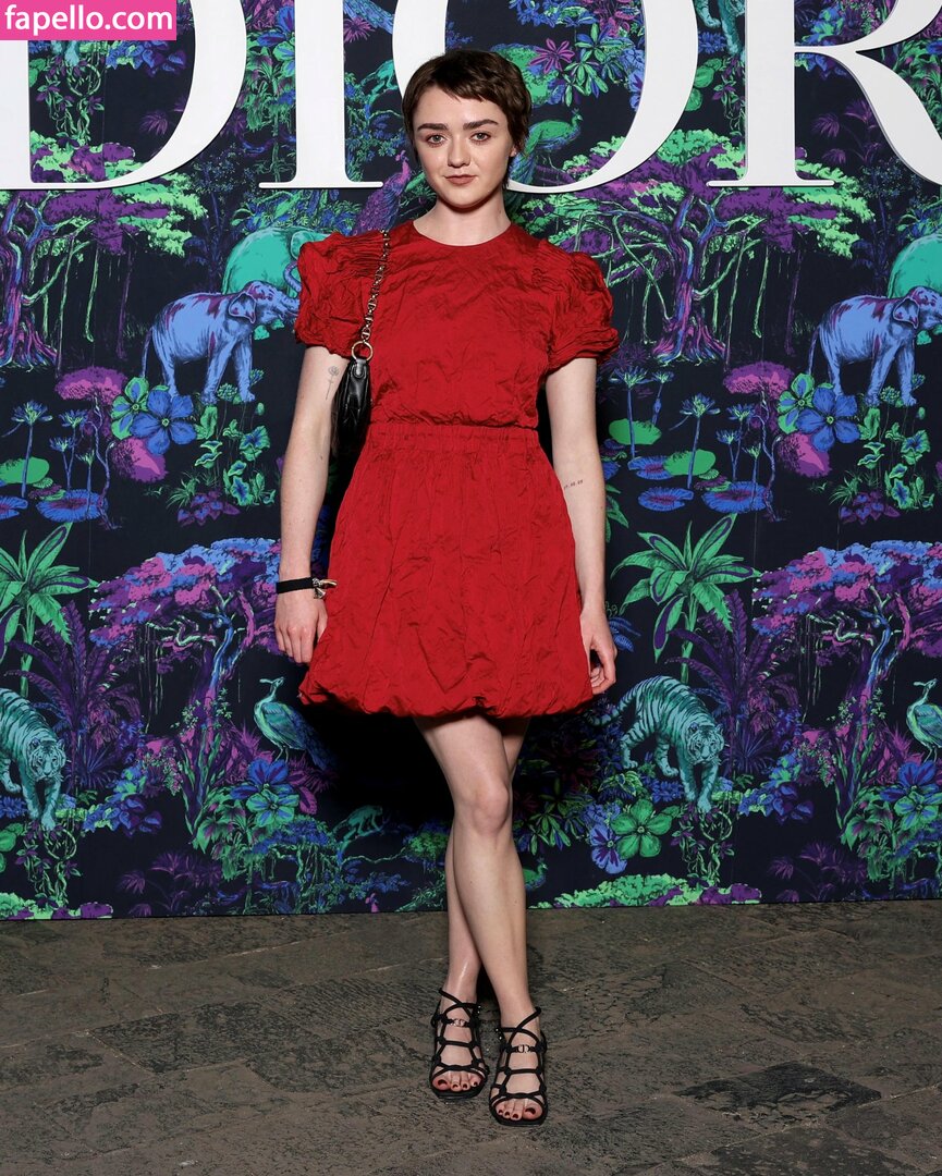 Maisie Williams #66