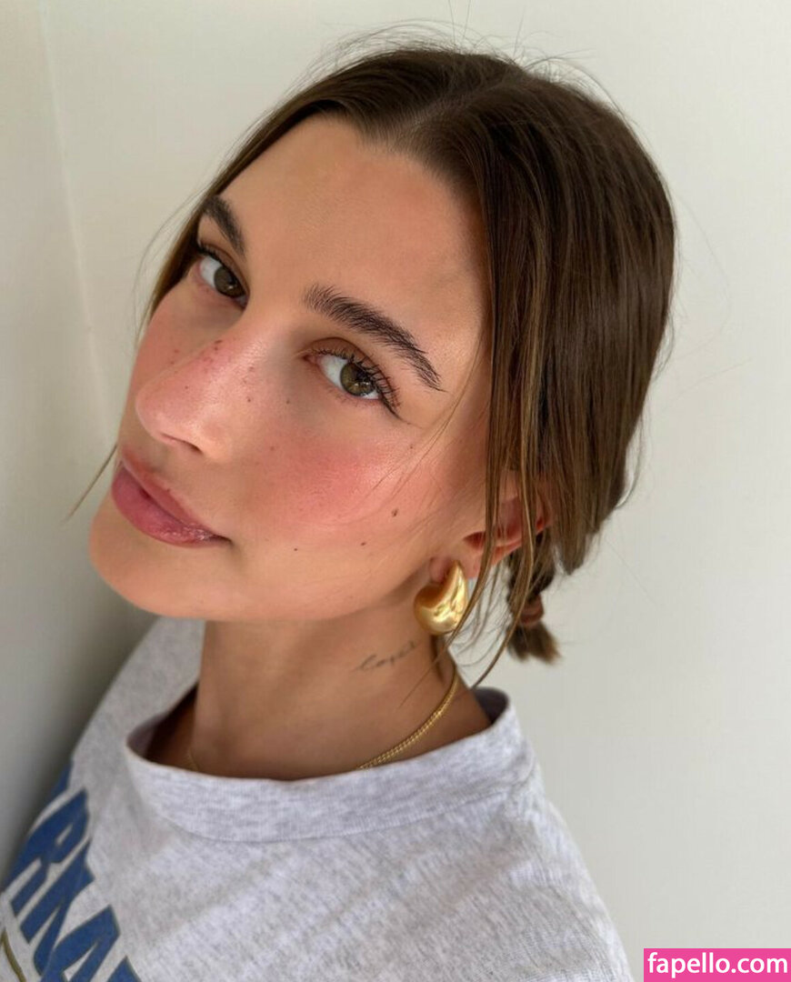 Hailey Baldwin Bieber #52