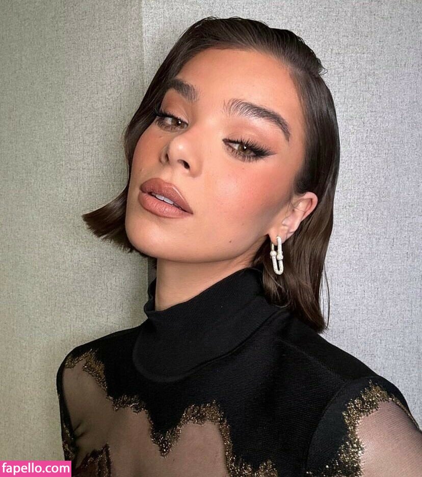 Hailee Steinfeld #8