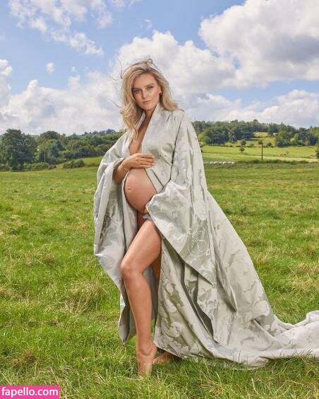 Pregnant Celebs #11