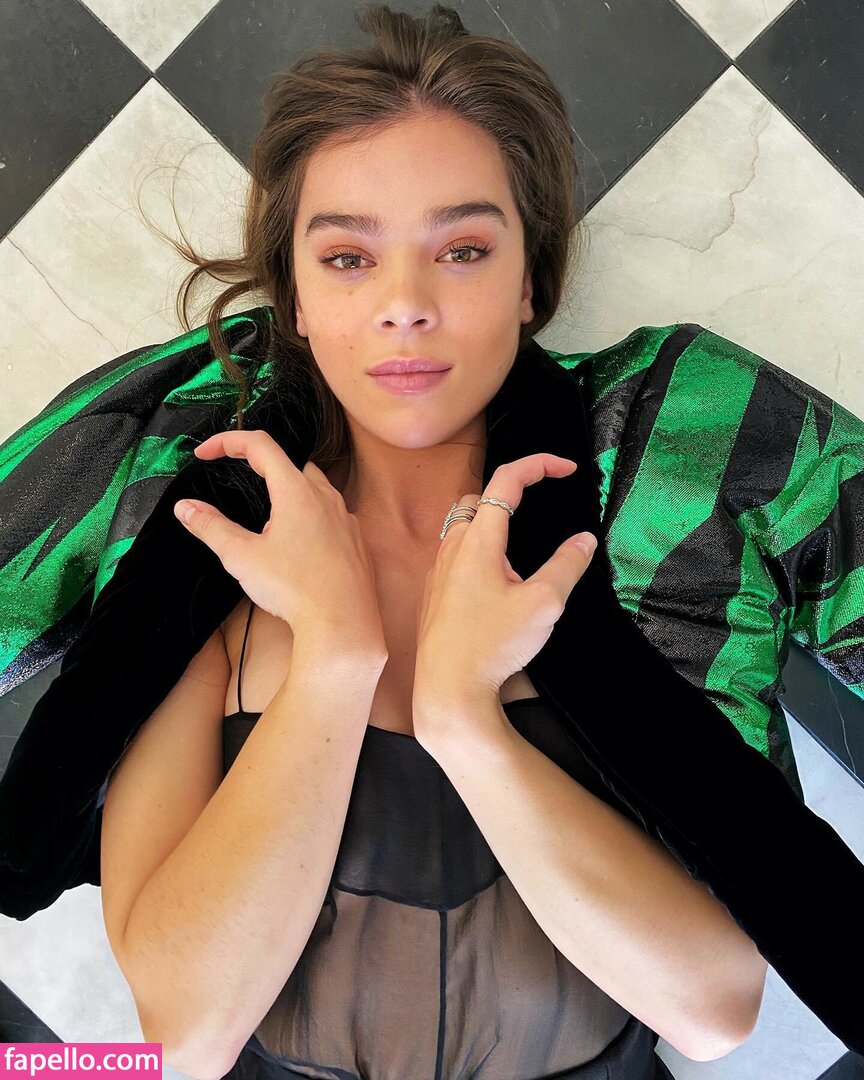 Hailee Steinfeld #15