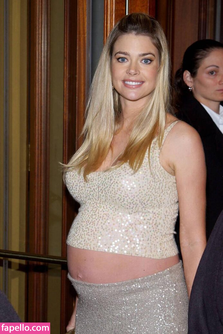 Pregnant Celebs #21